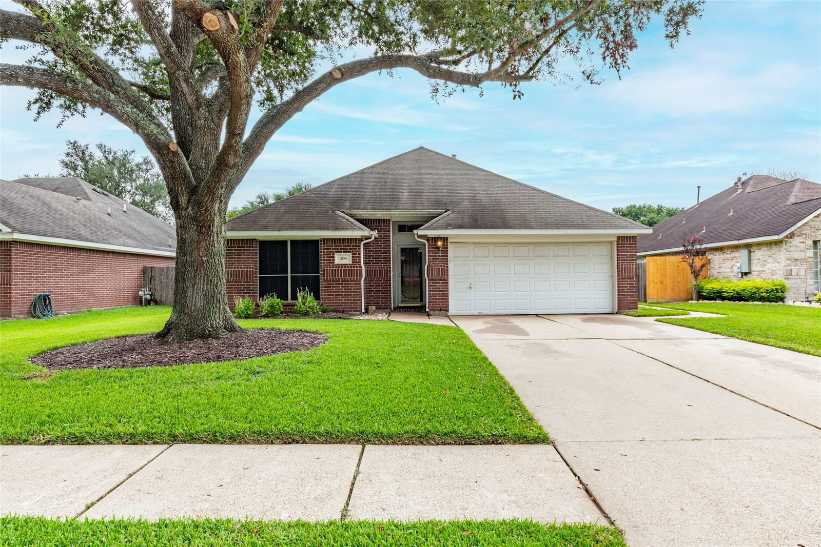 Real estate property located at 208 Briarglen, Galveston, Briarglen Sub 95, League City, TX, US