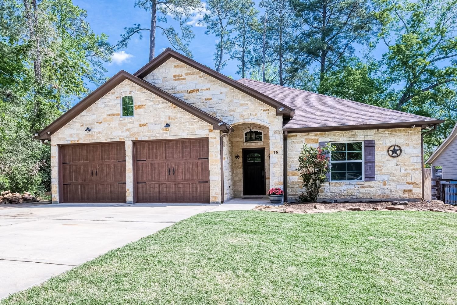 Real estate property located at 18 Cole Brook, Montgomery, Panorama-Hiwon 02, Conroe, TX, US
