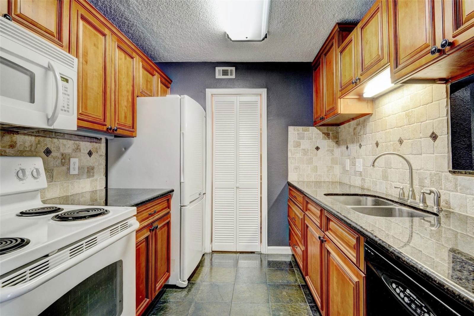 Real estate property located at 7575 Katy #26, Harris, Bayou Woods Condo, Houston, TX, US