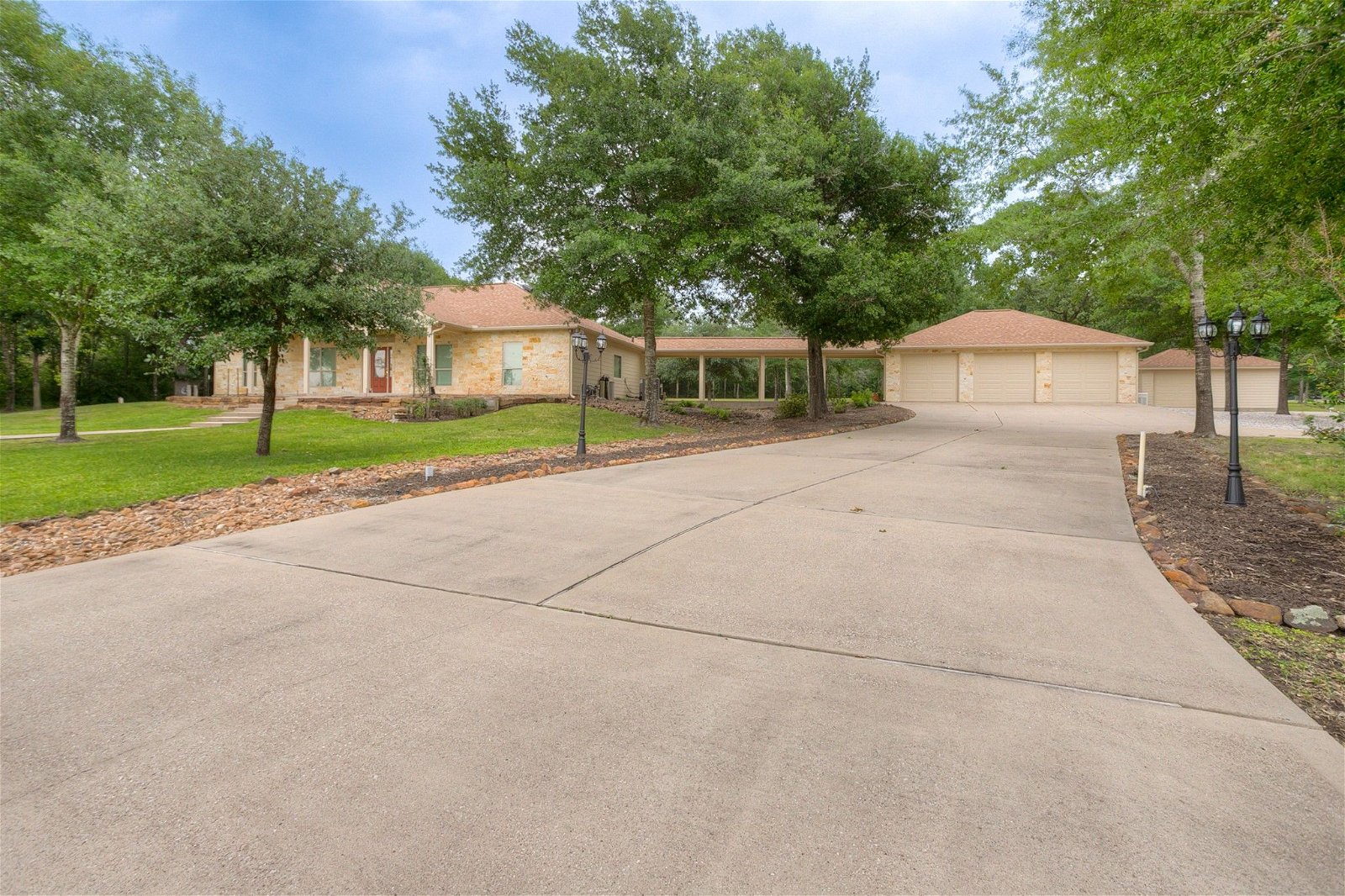 Real estate property located at 17 Emerald Oaks, Walker, Huntsville, TX, US