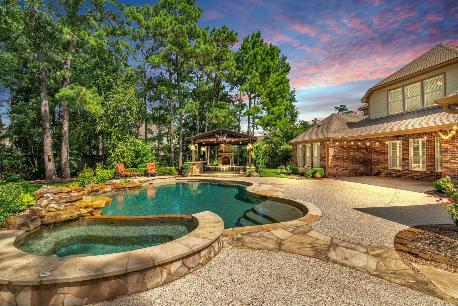 Real estate property located at 71 Hullwood, Harris, The Woodlands Creekside Park 02, The Woodlands, TX, US