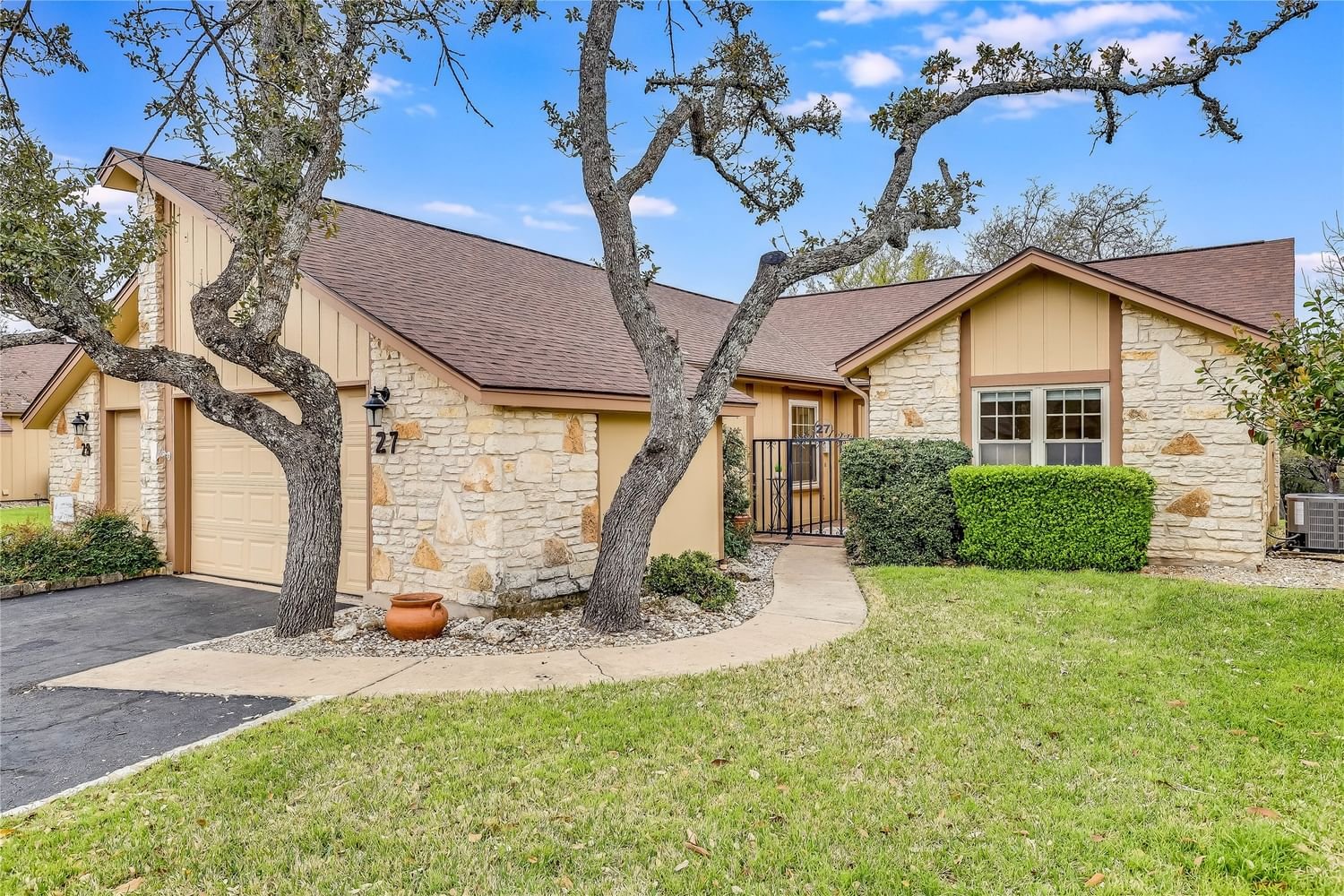 Real estate property located at 27 Oaks, Travis, Oaks At Highland Lake Estatesp, Lago Vista, TX, US