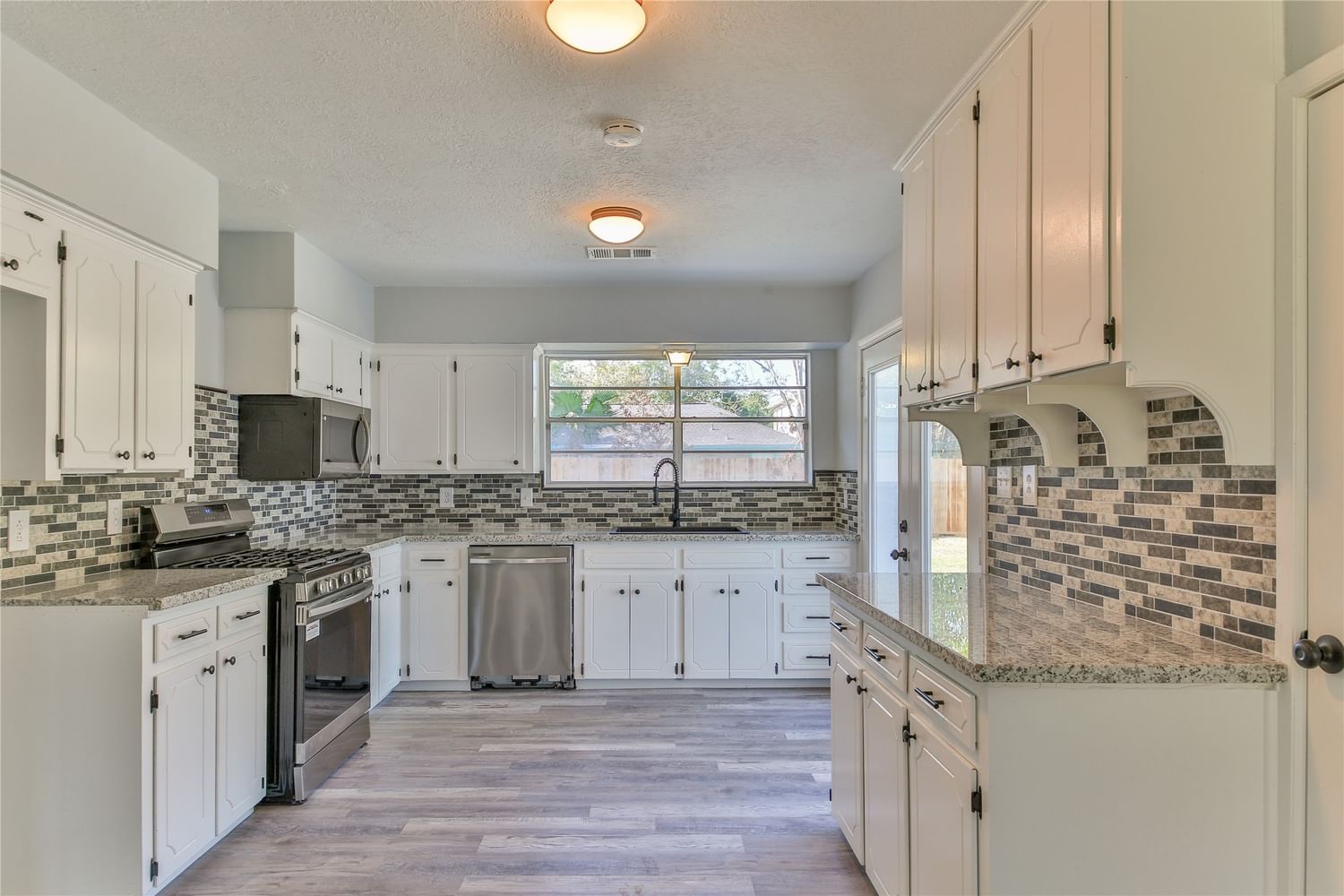 Real estate property located at 1207 E, Harris, La Porte, TX, US