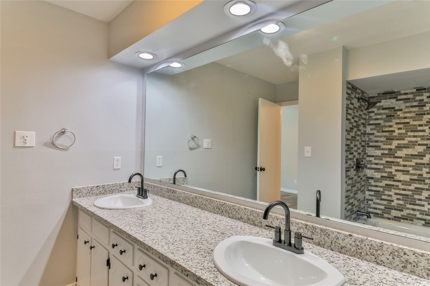 Real estate property located at 1207 E, Harris, La Porte, TX, US