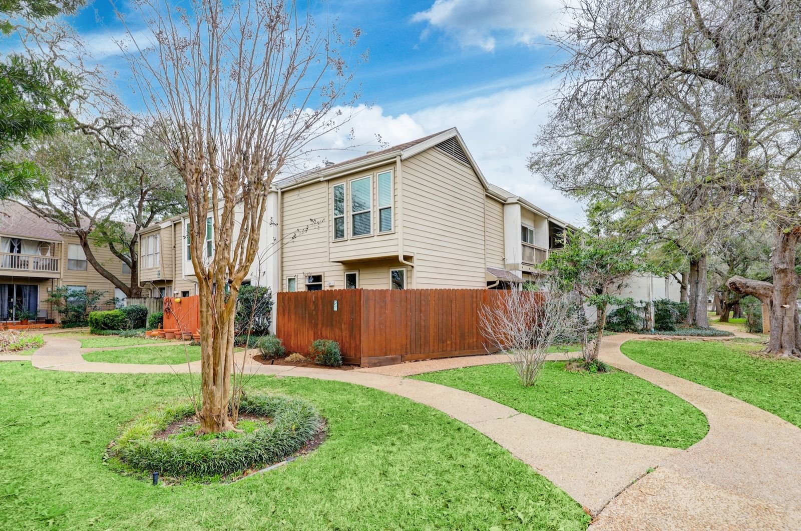 Real estate property located at 2100 Tanglewilde #291, Harris, Oaks/Woodlake Condos, Houston, TX, US