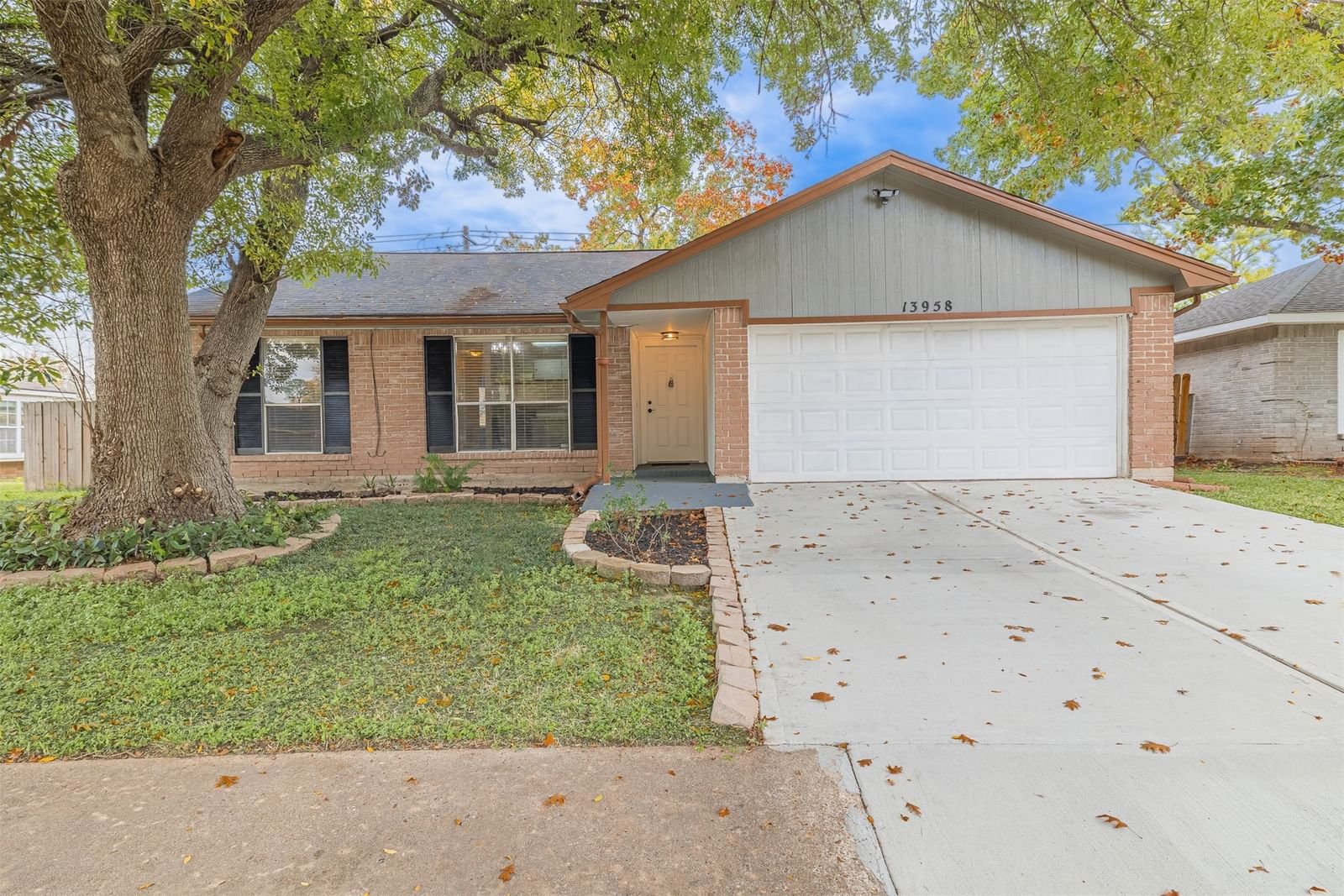Real estate property located at 13958 Towne Way, Fort Bend, Townewest Sec 4, Sugar Land, TX, US