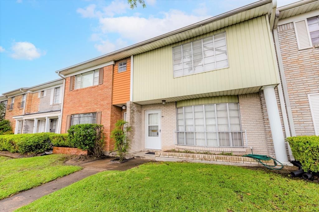 Real estate property located at 8140 Fondren #8140, Harris, University Arms T/H Condo, Houston, TX, US