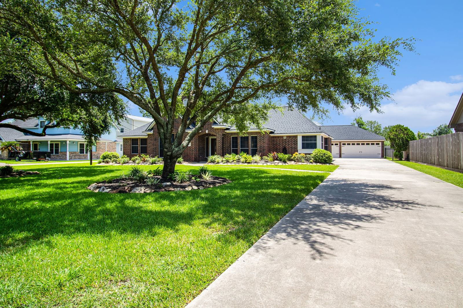 Real estate property located at 318 River Oaks, Chambers, River Oaks, Mont Belvieu, TX, US