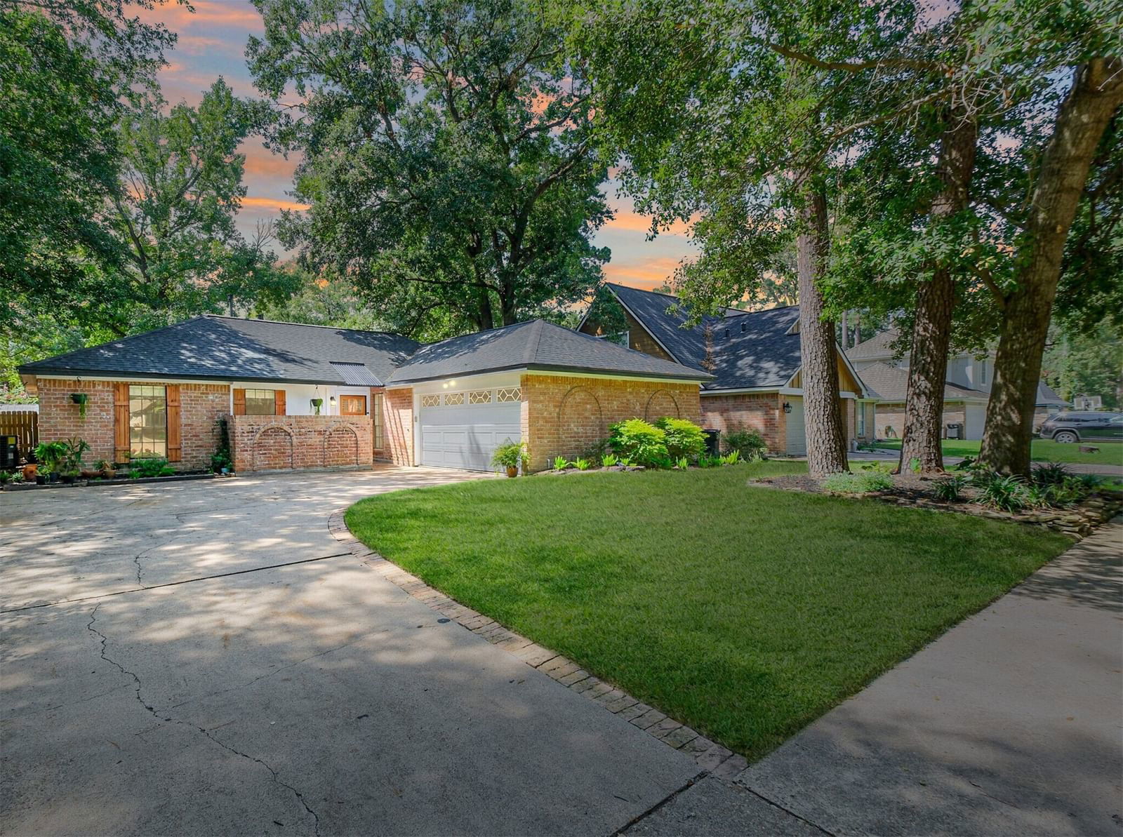 Real estate property located at 11819 Hillbrook, Harris, Heatherwood Village, Houston, TX, US