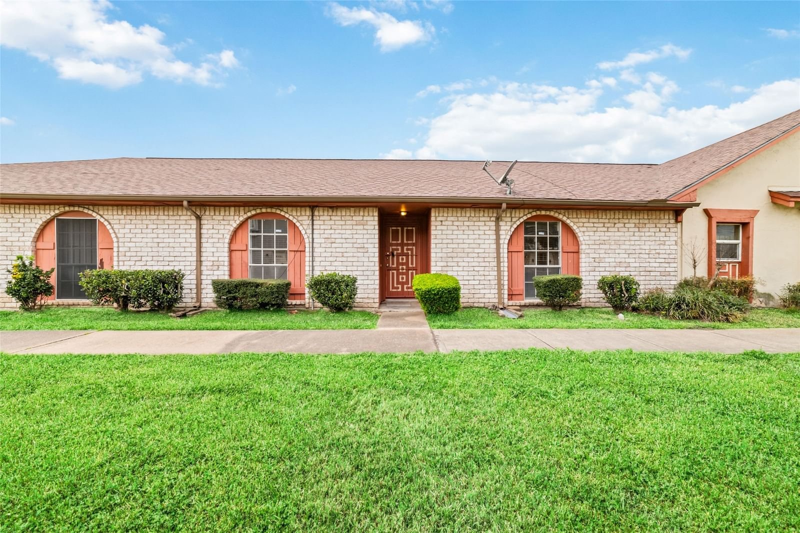 Real estate property located at 12223 Sharpview, Harris, Crown Colony T/H, Houston, TX, US