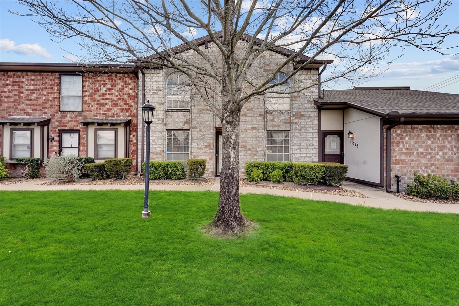 Real estate property located at 11528 Kirkwood, Harris, Park Meadows T/H U/R, Houston, TX, US