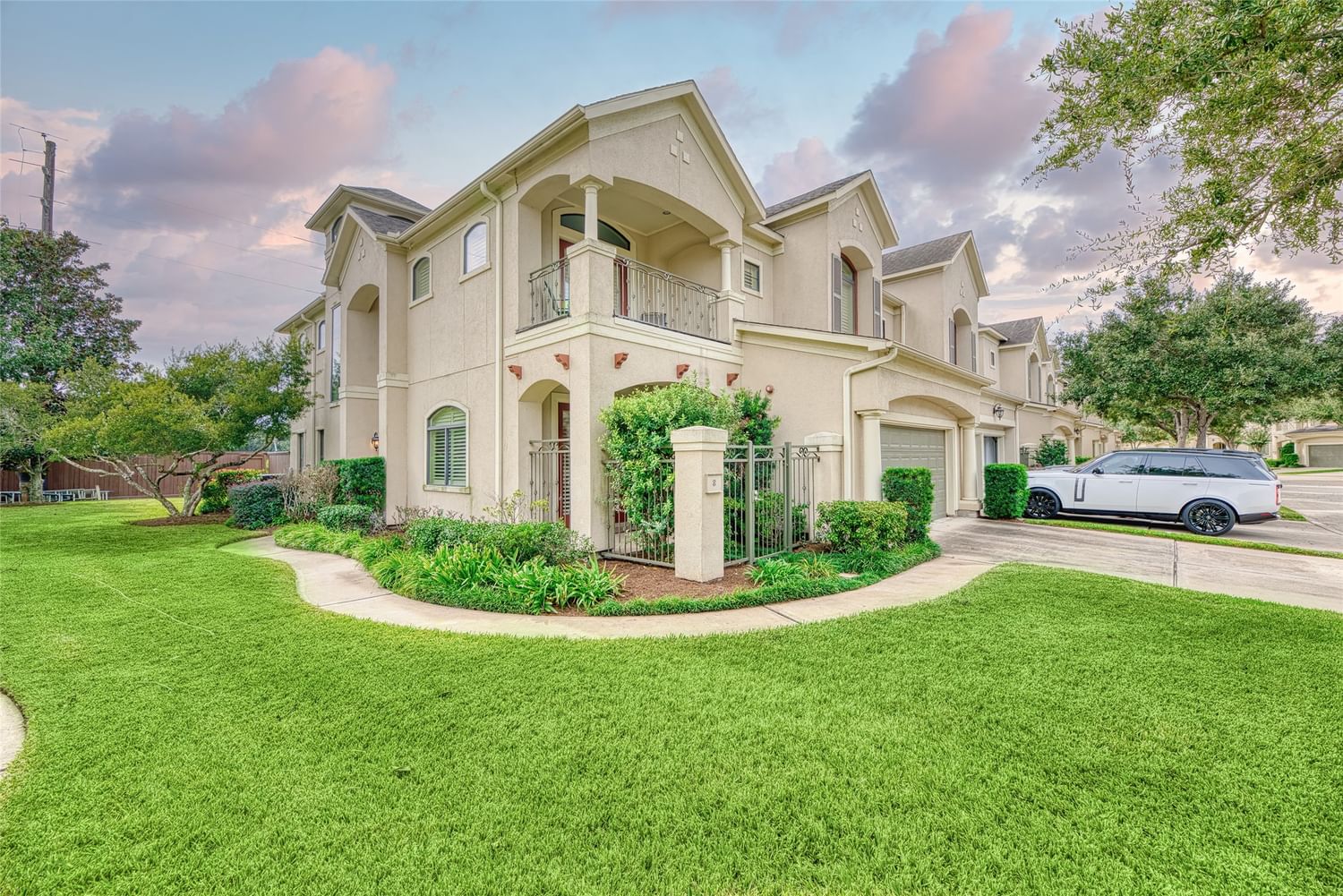 Real estate property located at 8 Sweetwater, Fort Bend, Sweetwater Court Twnhms, Sugar Land, TX, US