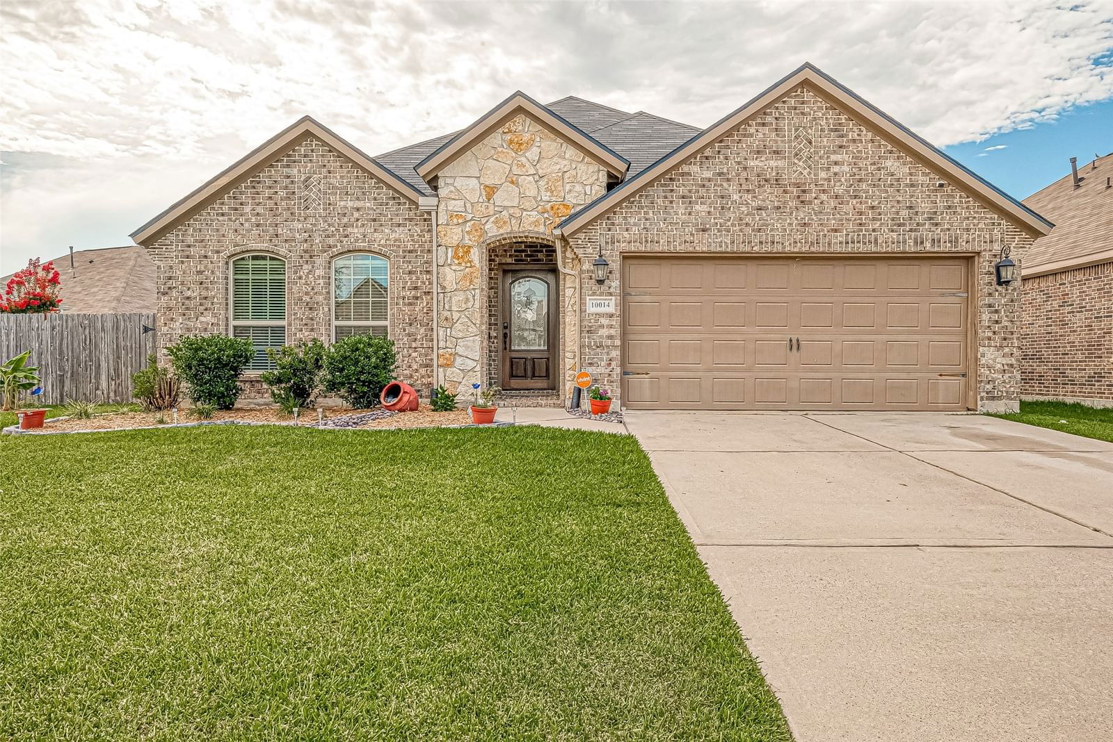 Real estate property located at 10014 Red Tamarack, Harris, Pine Trace Village, Tomball, TX, US