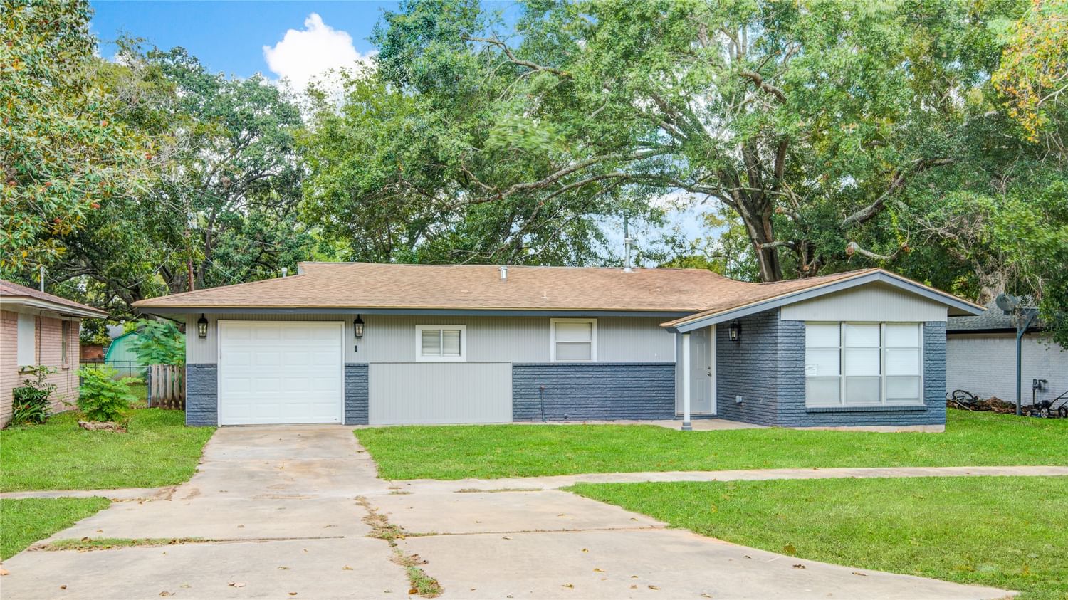 Real estate property located at 111 Larkin, Brazoria, West Columbia, TX, US