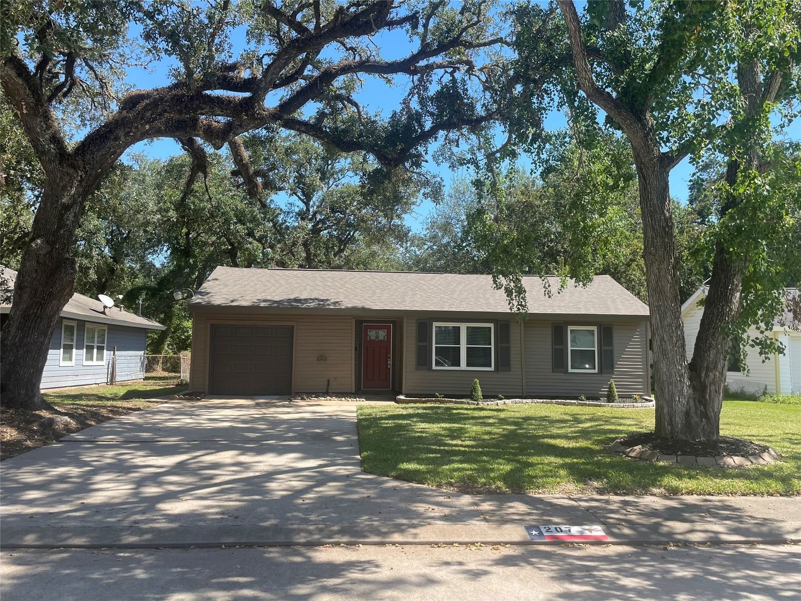 Real estate property located at 207 Cypress, Brazoria, BRAZOS OAKS LAKE JACKSON, Lake Jackson, TX, US