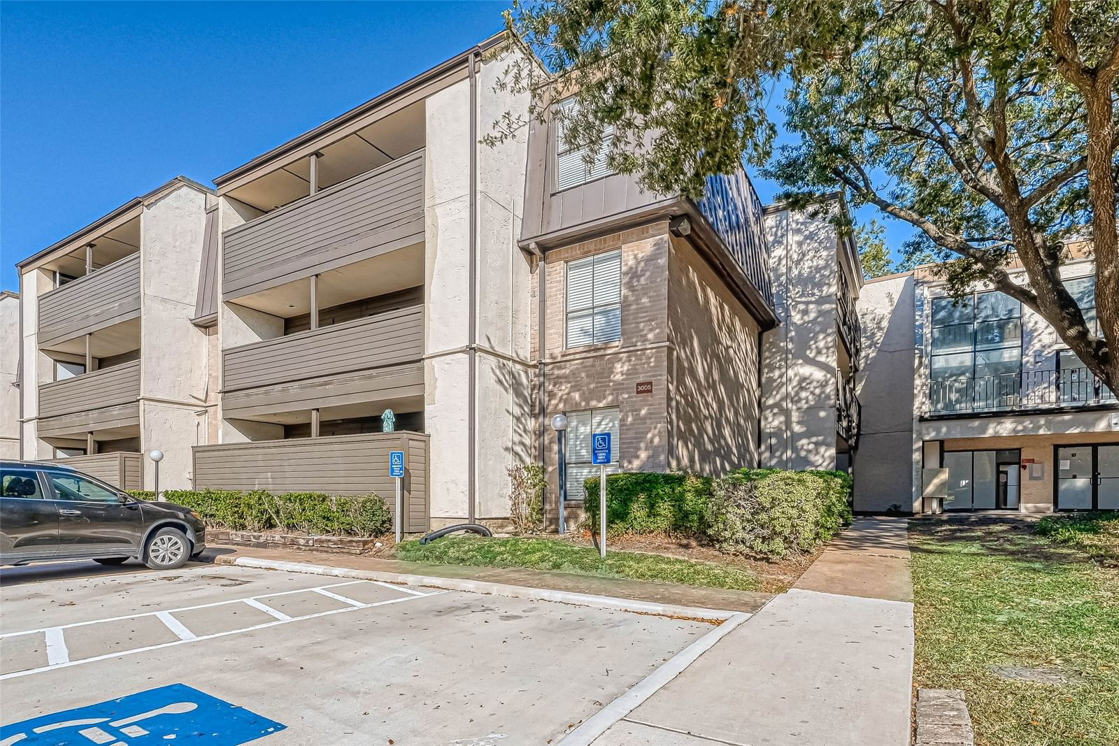 Real estate property located at 3005 Walnut Bend #11, Harris, River Stone Condo Ph 01, Houston, TX, US