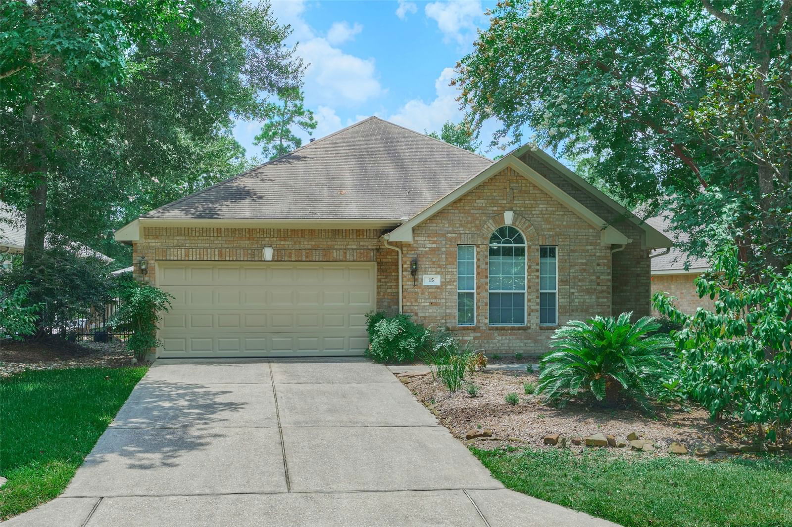 Real estate property located at 15 Country Gate, Montgomery, Wdlnds Windsor Hills 02, Conroe, TX, US