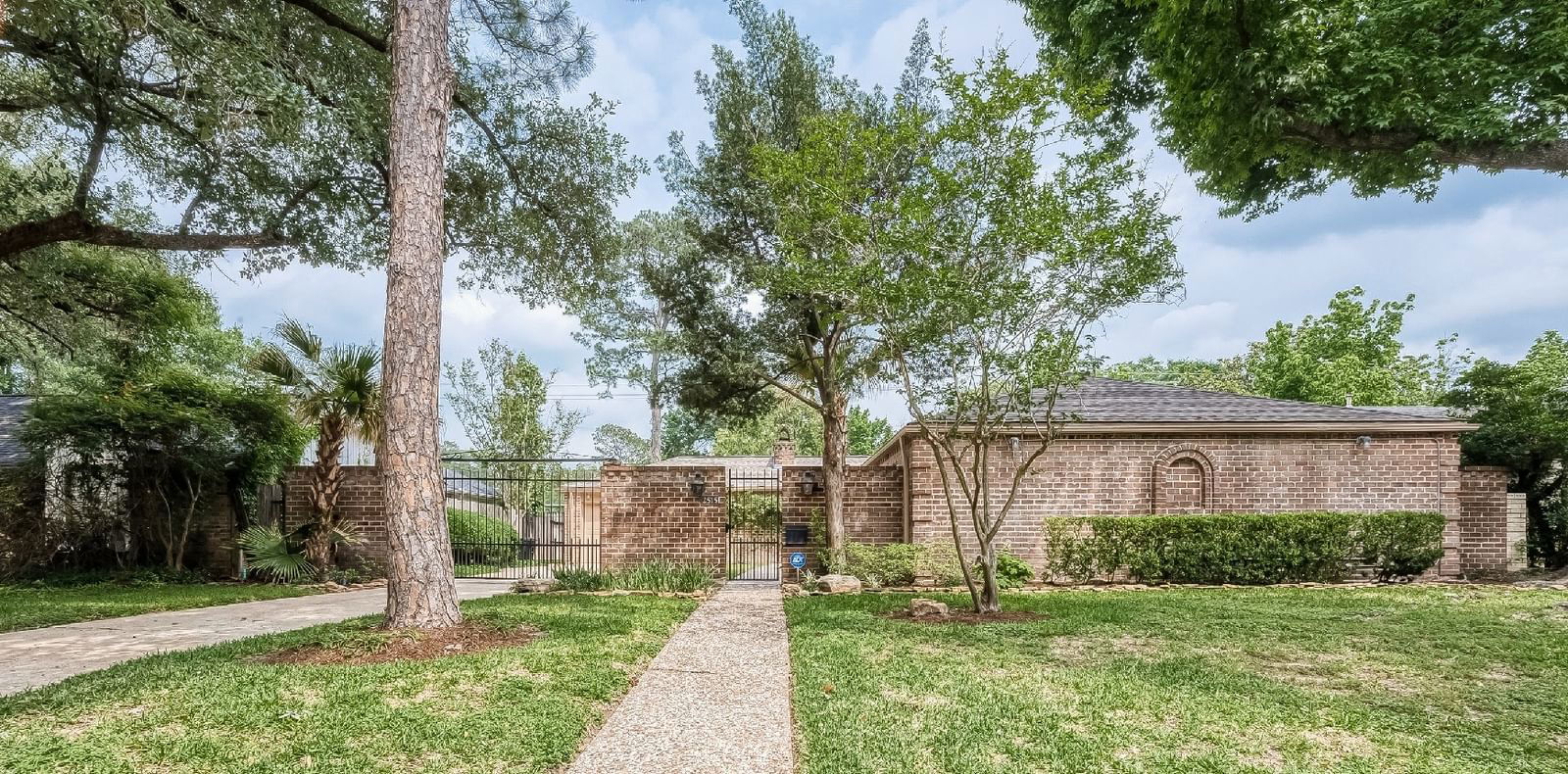 Real estate property located at 2515 Briarpark Drive, Harris, Briargrove Park Sec 01, Houston, TX, US