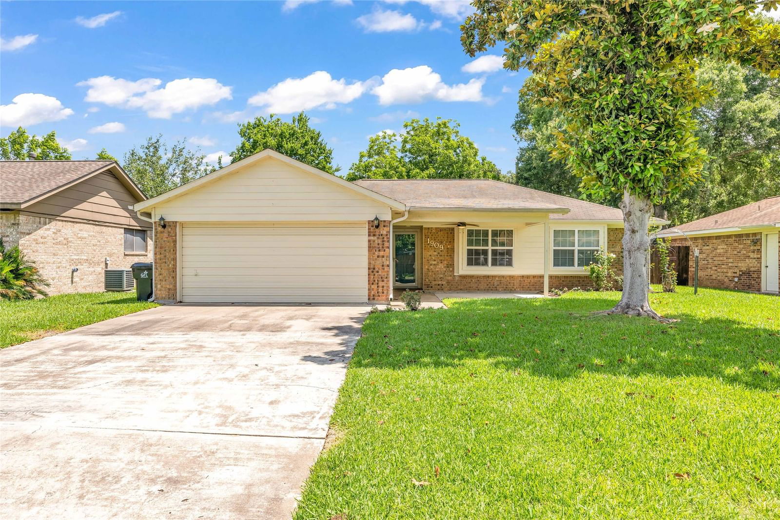 Real estate property located at 1909 Briar Ridge, Fort Bend, Freeway Manor, Rosenberg, TX, US