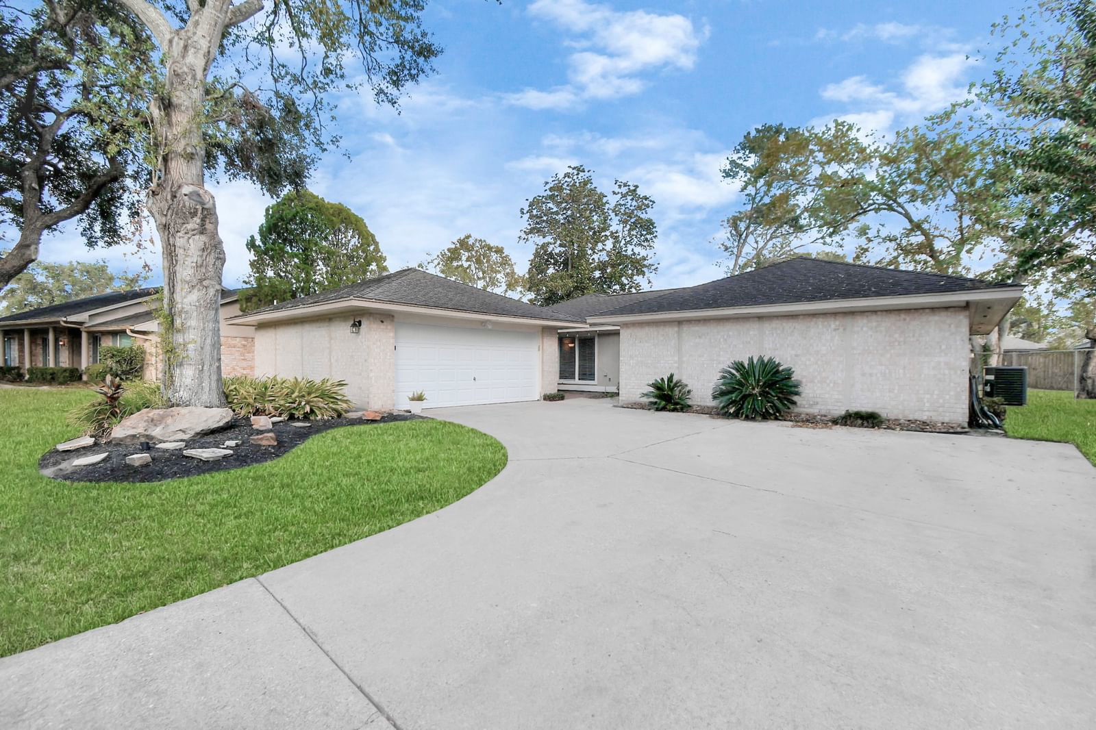 Real estate property located at 207 Castle Harbour, Galveston, Sunmeadow 1, Friendswood, TX, US