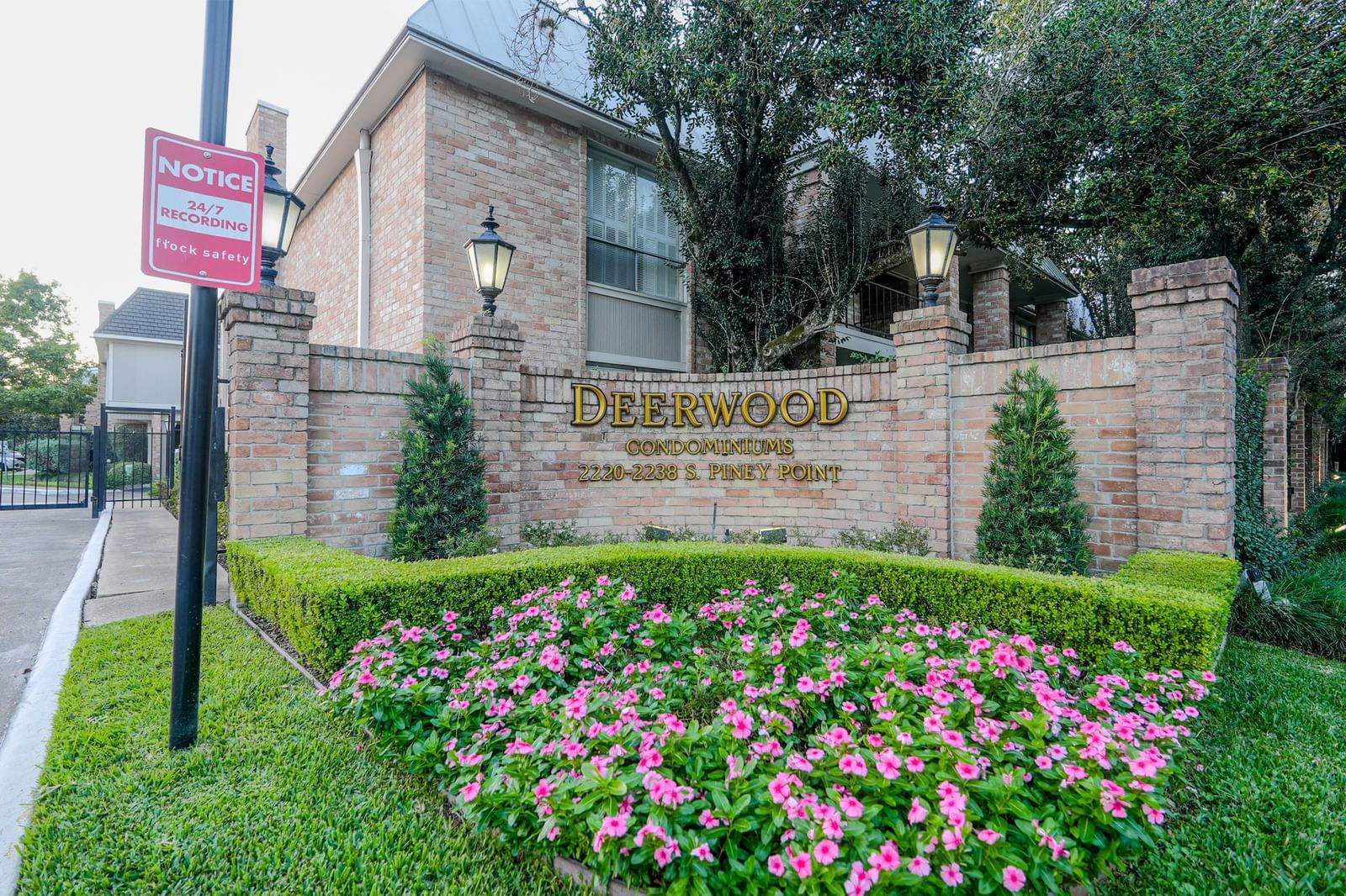 Real estate property located at 2220 Piney Point #207, Harris, Deerwood Gardens Condo, Houston, TX, US