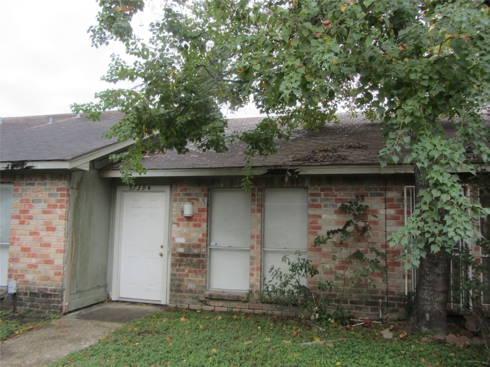 Real estate property located at 5739 Easthampton B, Harris, Pine Village North T/H Sec 03a, Houston, TX, US
