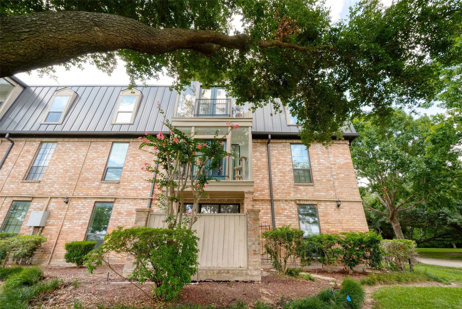 Real estate property located at 2400 Braeswood #106, Harris, Brentwood Condo, Houston, TX, US