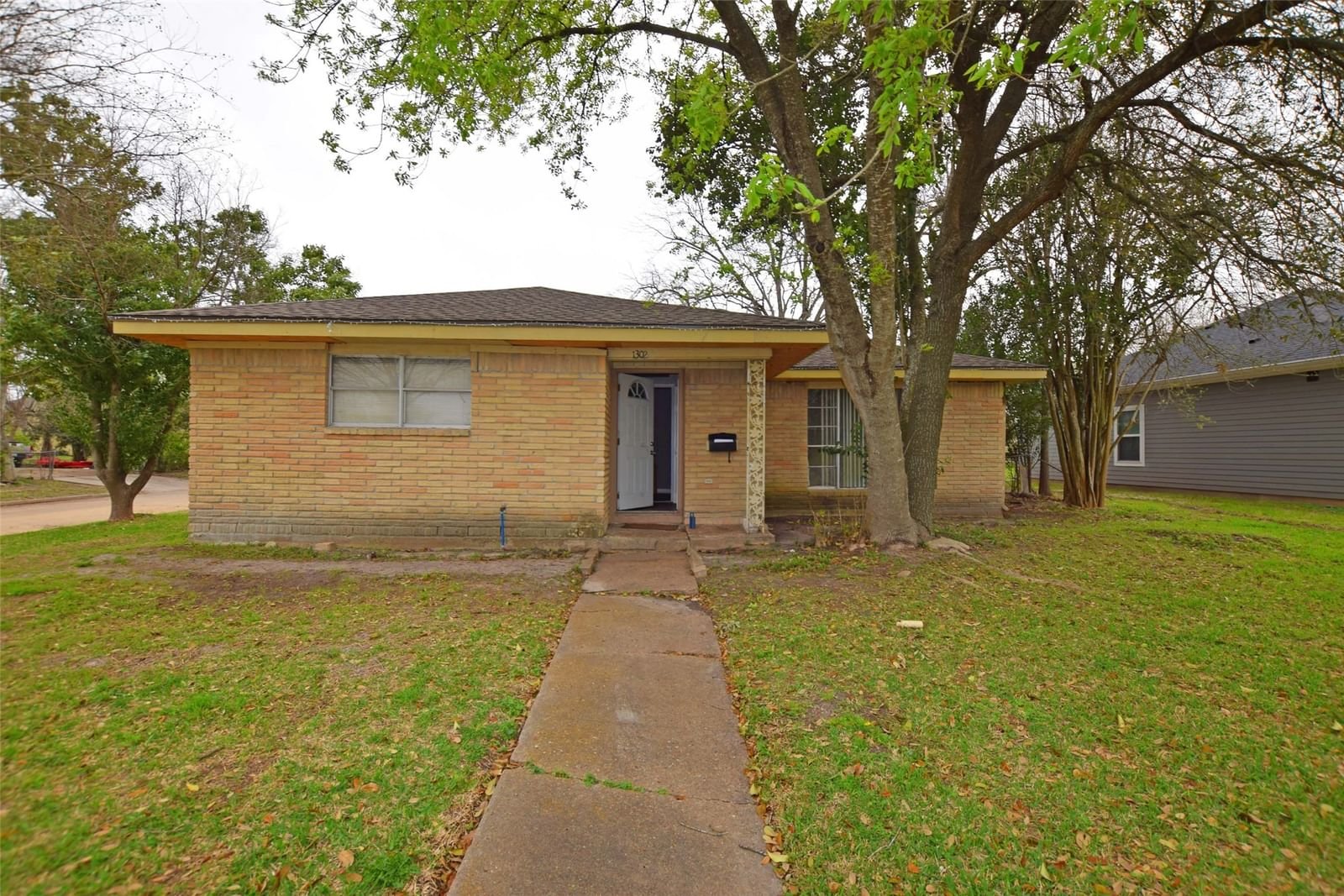 Real estate property located at 1302 Shawnee, Harris, Freeway Manor Sec 01, Houston, TX, US