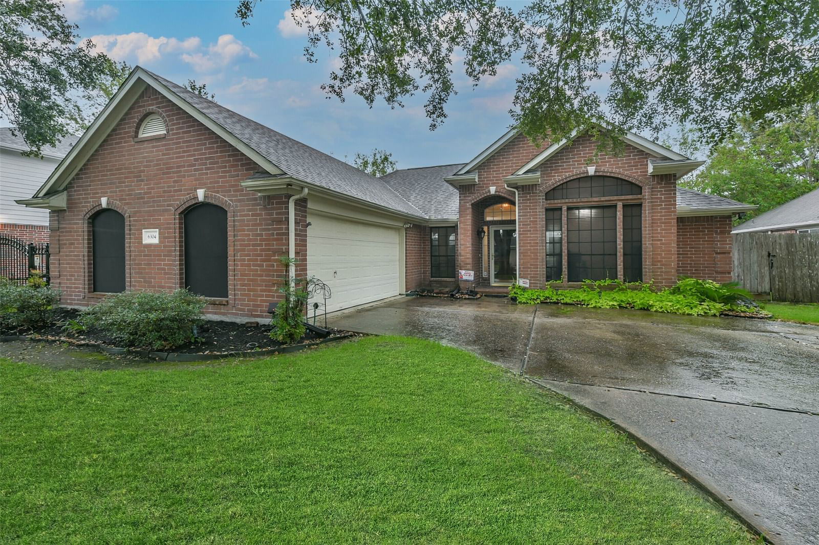 Real estate property located at 6304 Oaks, Brazoria, West Oaks Sec 1 A-B/Sec Two A-, Pearland, TX, US