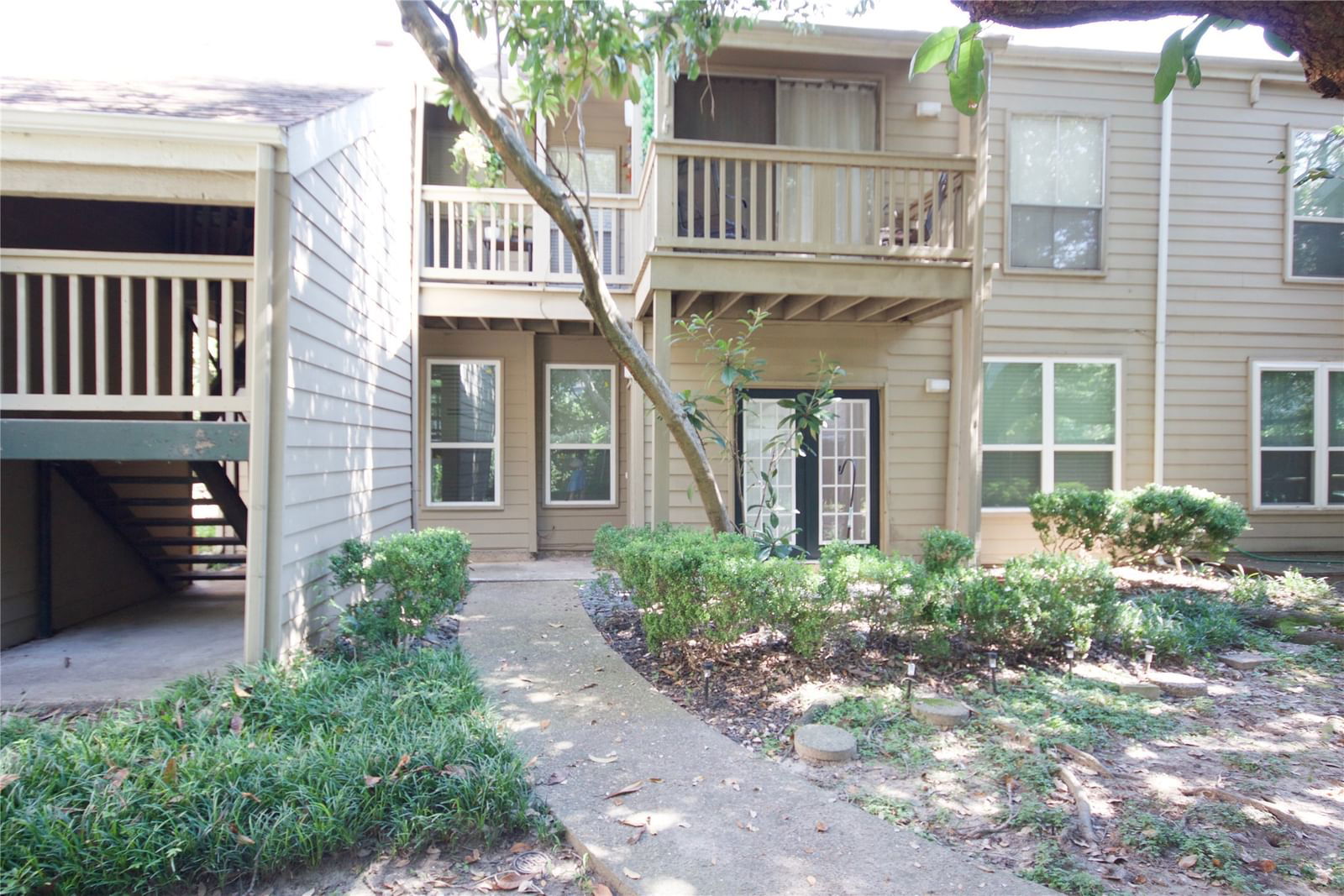 Real estate property located at 2100 Tanglewilde #15, Harris, Oaks Woodlake Condo Sec 01, Houston, TX, US