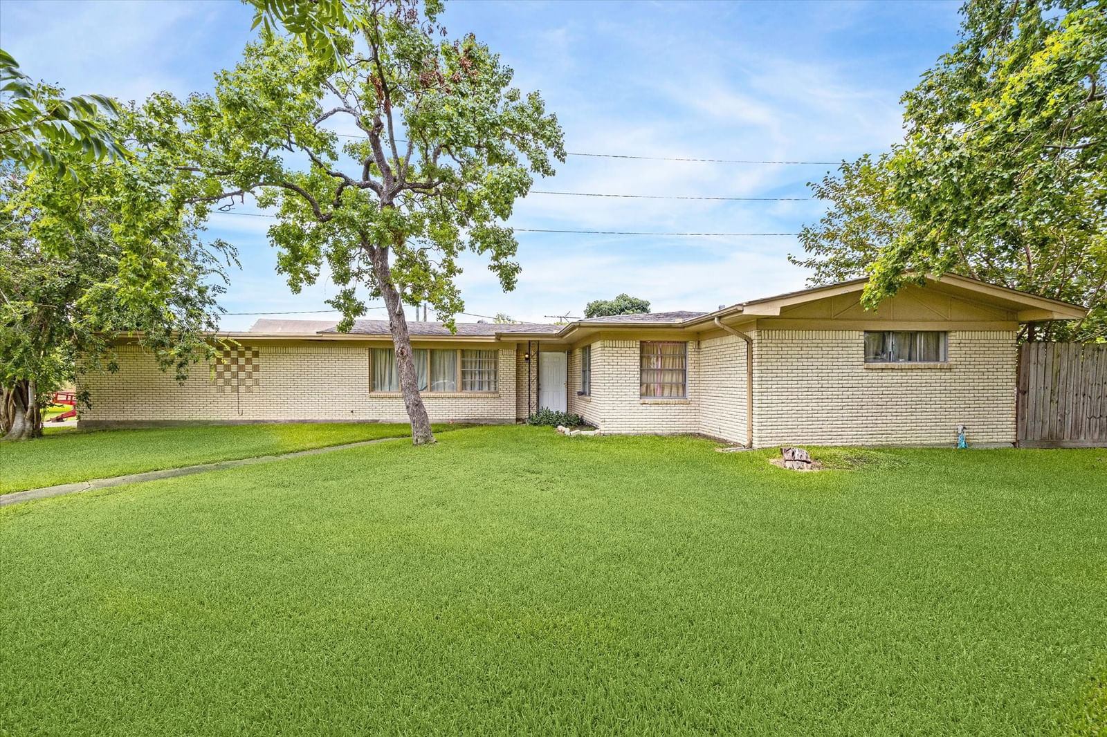 Real estate property located at 200 Brownwood, Harris, Brownwood, Baytown, TX, US