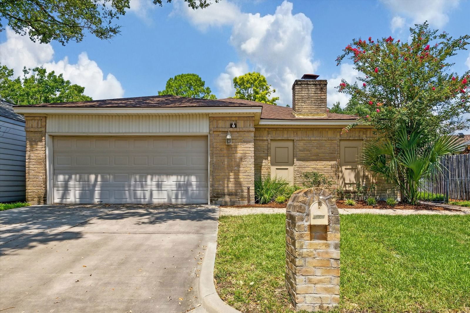 Real estate property located at 1002 Fleetwood Place, Harris, Fleetwood Sec 04 R/P, Houston, TX, US