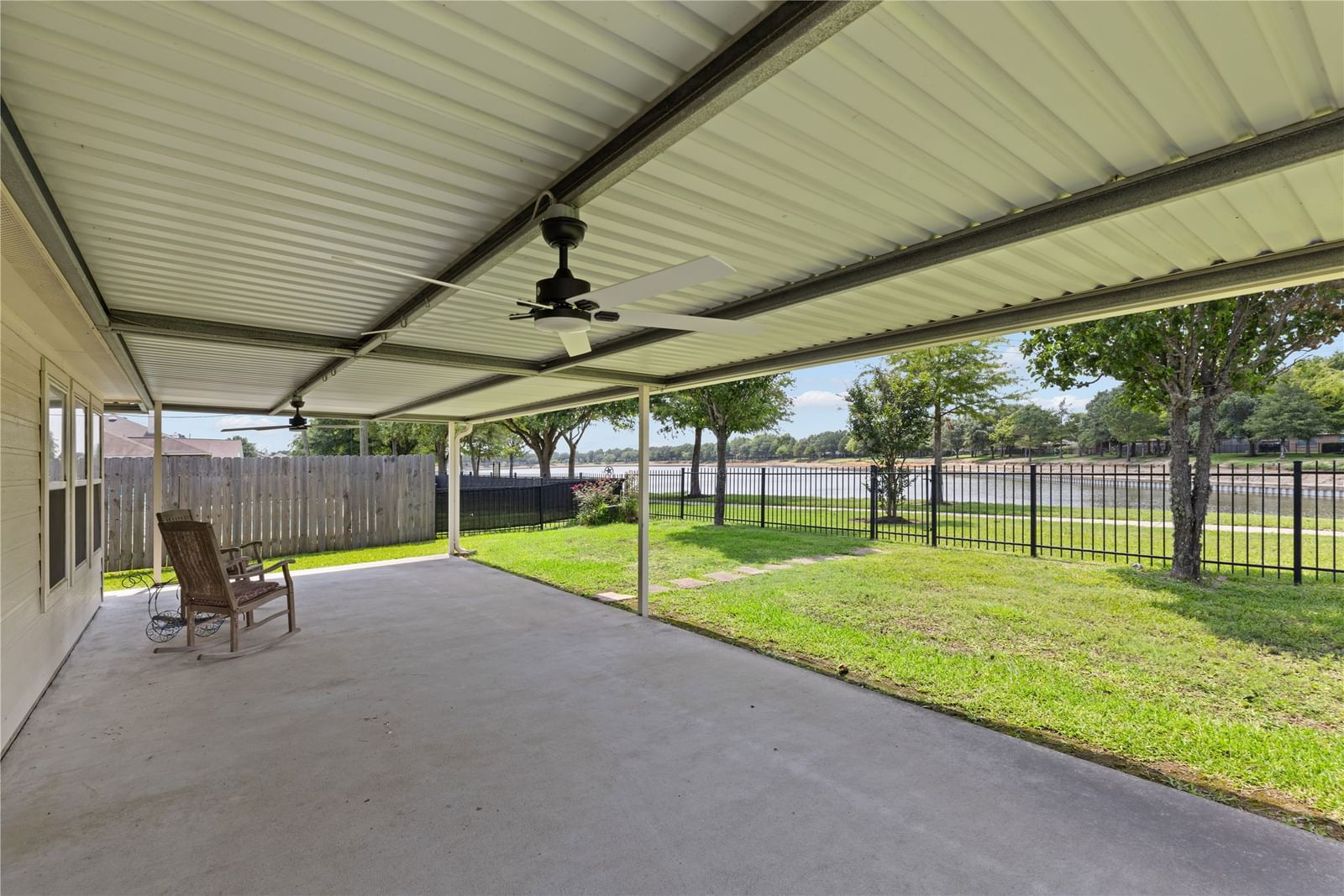 Real estate property located at 5523 Cinnamon Lake, Harris, Springfield Estates Sec 06, Baytown, TX, US