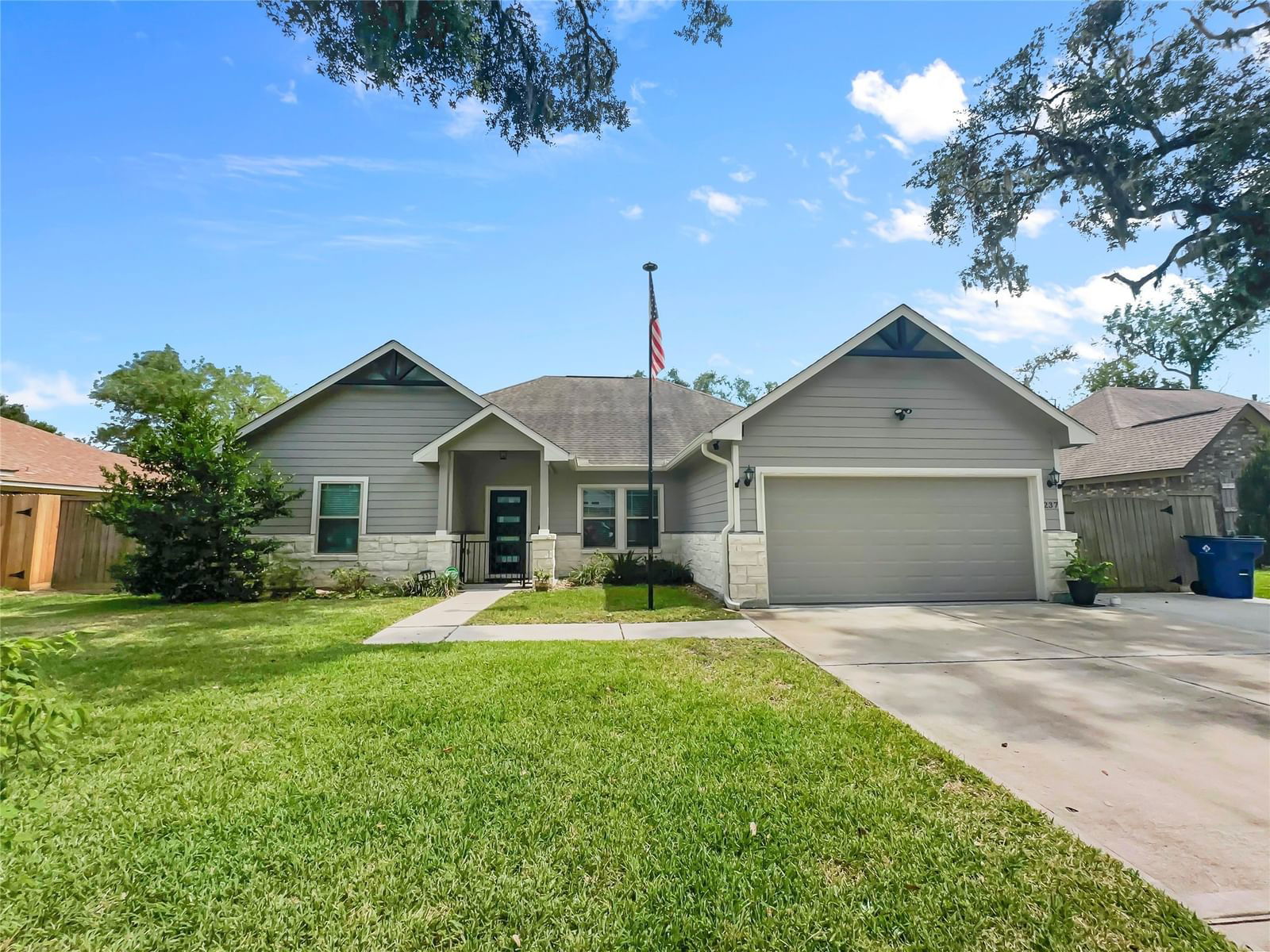 Real estate property located at 237 Woodhaven, Brazoria, Columbia Lakes Sec 1-2-3-4-5, West Columbia, TX, US