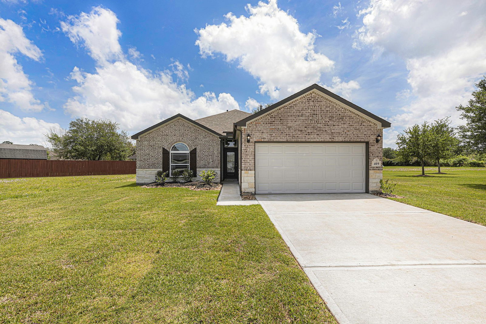 Real estate property located at 409 Valle Verde, Brazoria, West Columbia, TX, US