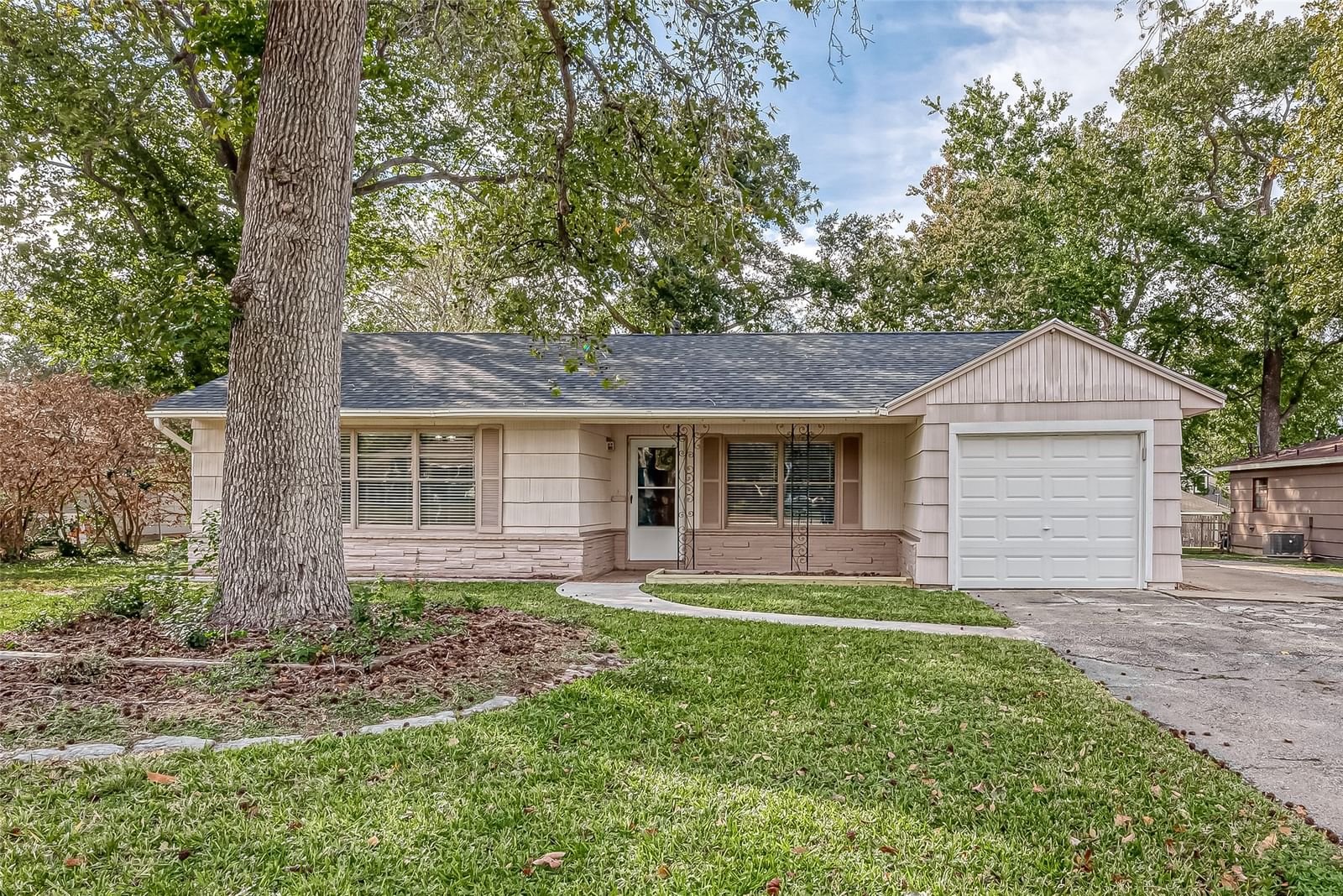 Real estate property located at 114 Holly, Harris, Baytown, TX, US