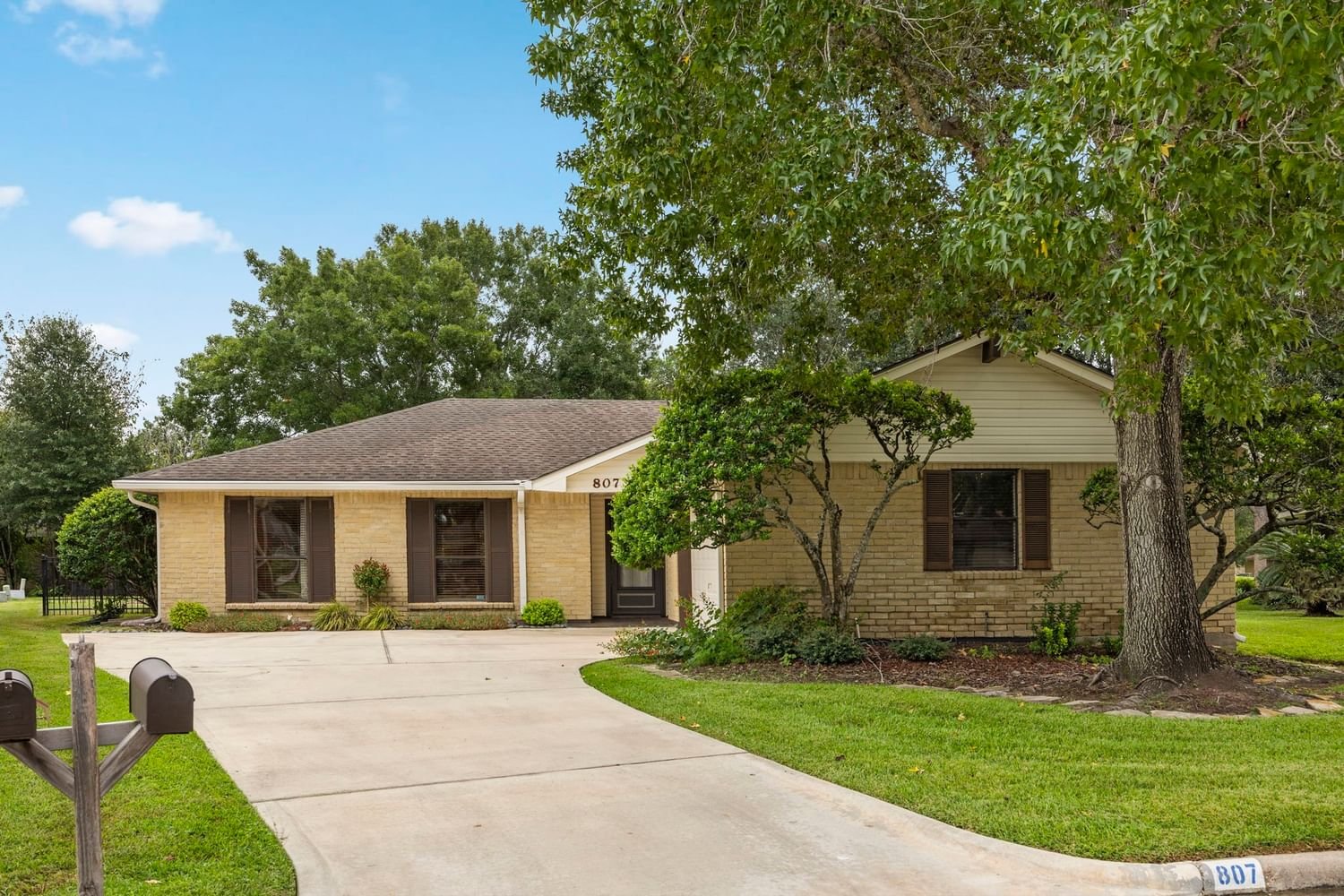Real estate property located at 807 Thornwood, Brazoria, Countryplace Sec 1, Pearland, TX, US