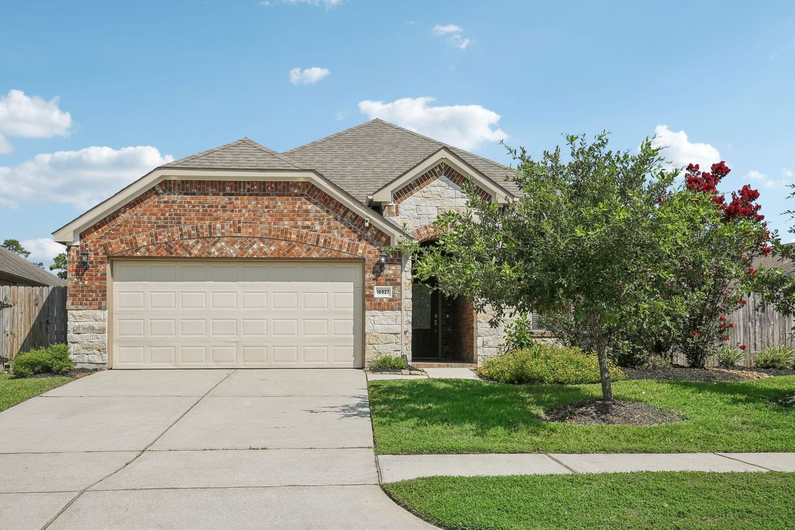 Real estate property located at 16927 Lake Willowby, Harris, Waters Edge Sec 7 Amd Pla, Houston, TX, US