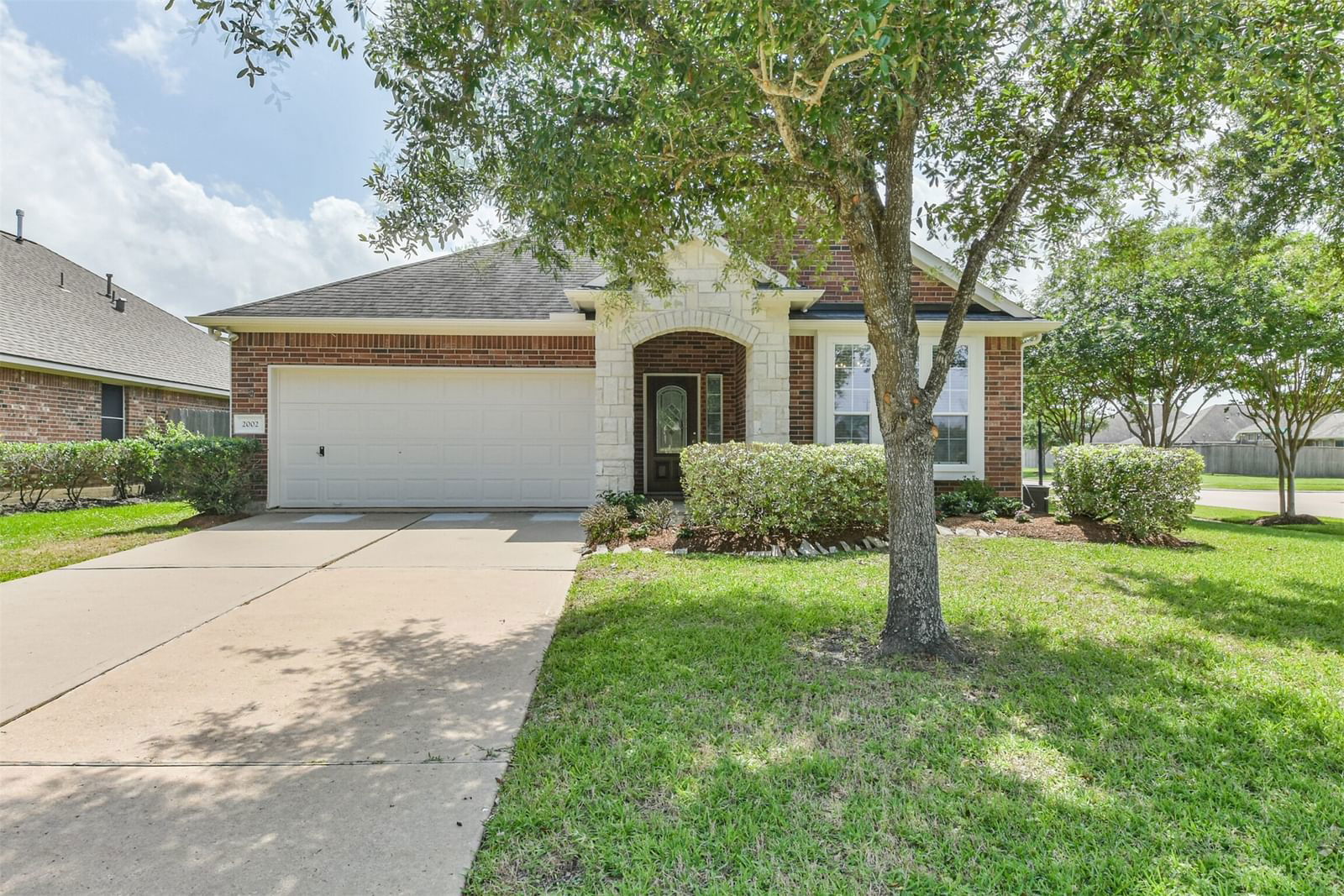 Real estate property located at 2002 Foxglove Oaks, Brazoria, The Lakes At Highland Glen, Pearland, TX, US