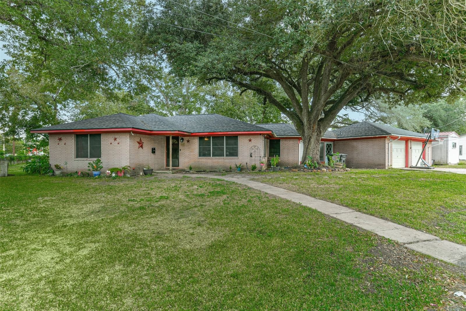 Real estate property located at 105 4th, Brazoria, Easton Alvin, Alvin, TX, US