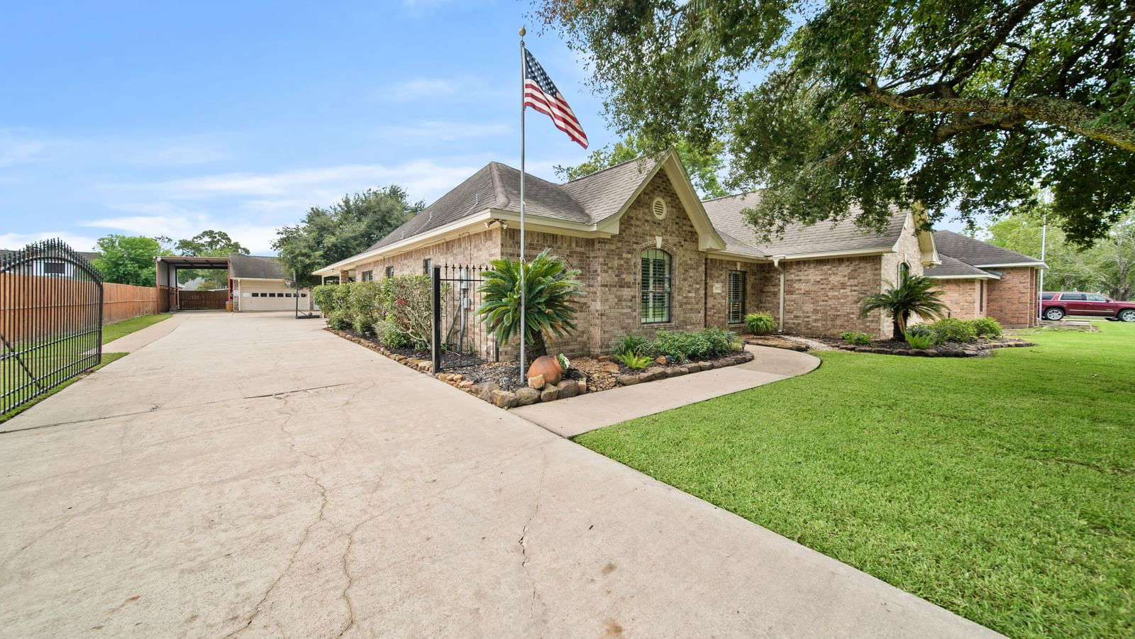 Real estate property located at 302 River Oaks, Chambers, River Oaks, Baytown, TX, US