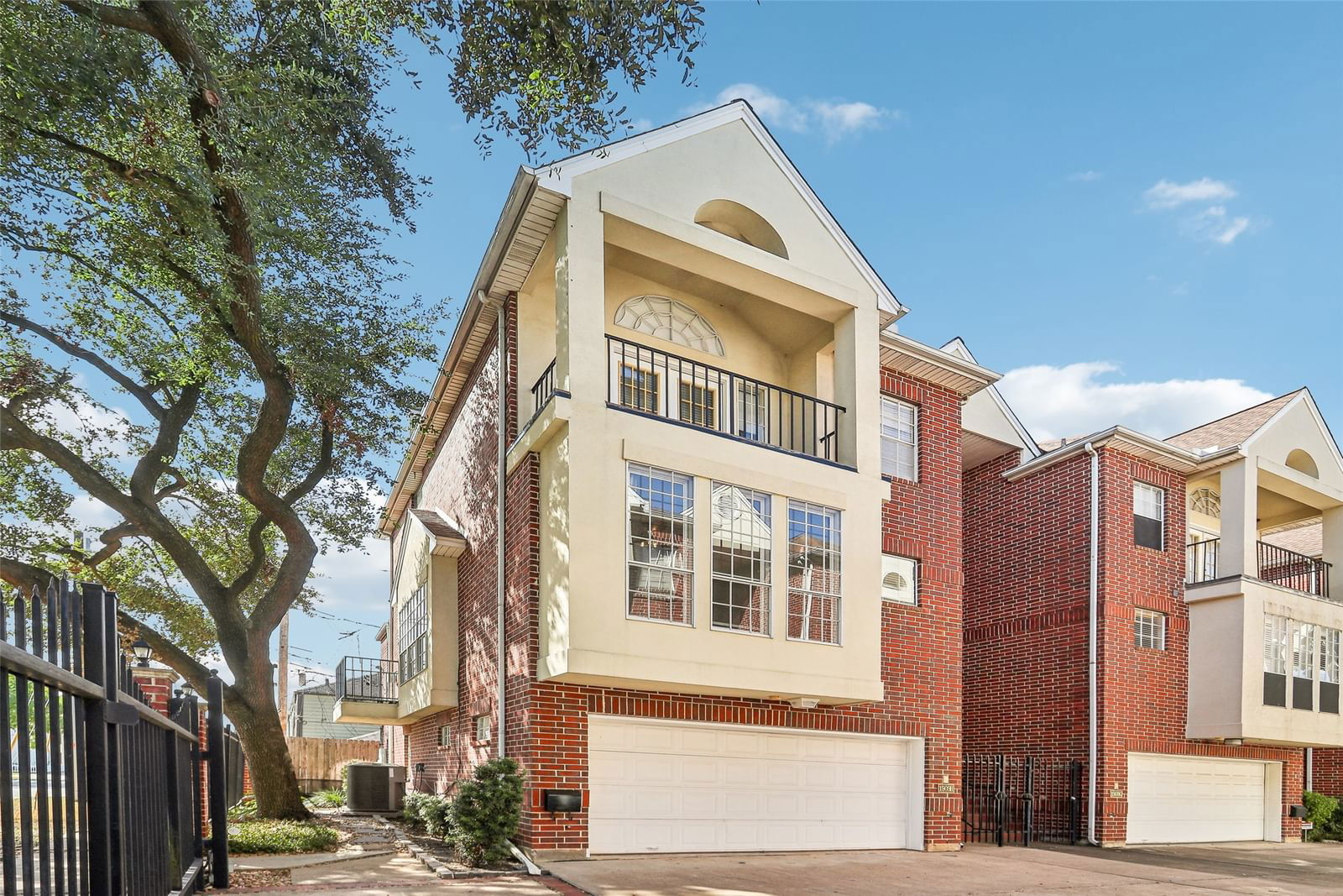 Real estate property located at 1909 Branard H, Harris, Montlew Place, Houston, TX, US