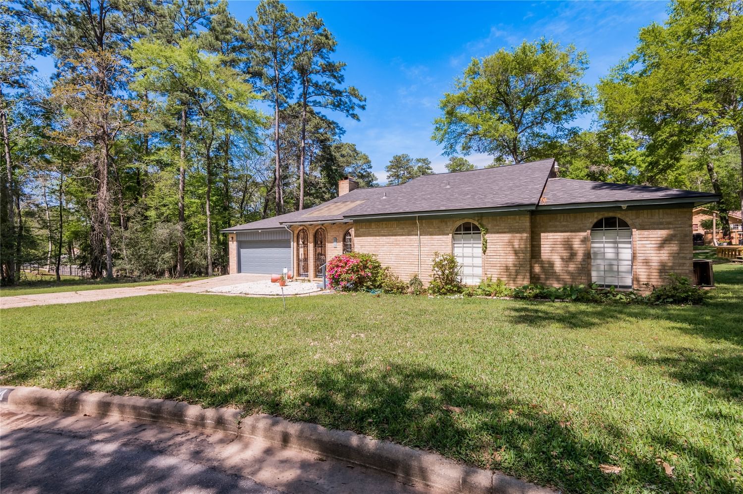 Real estate property located at 404 River Oaks, Walker, Huntsville, TX, US