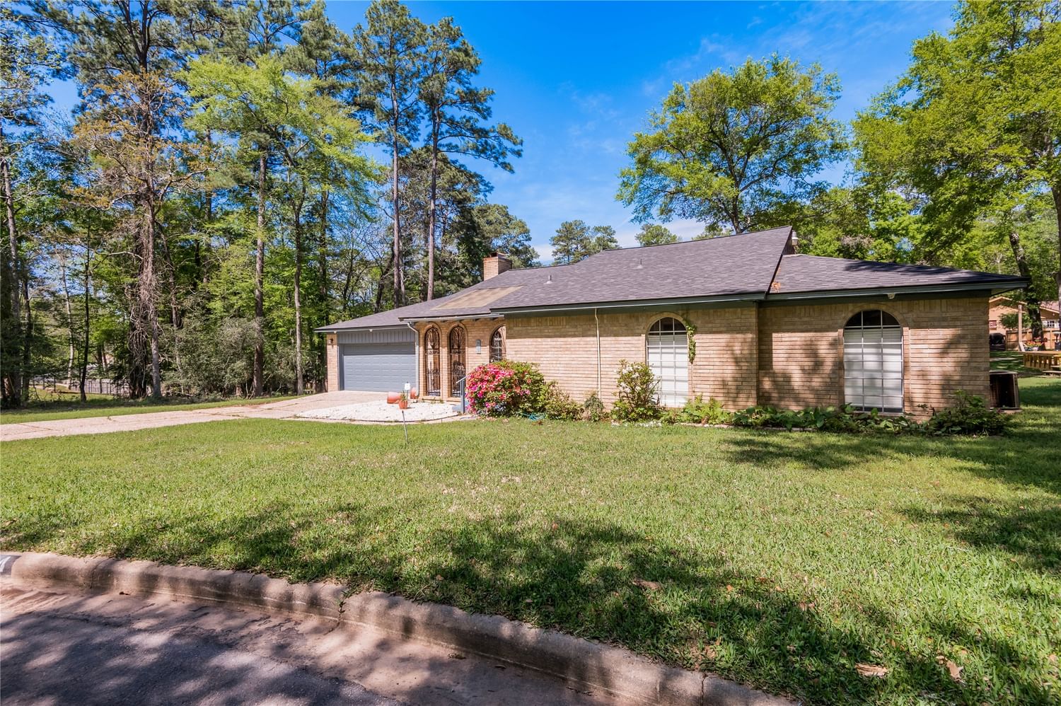 Real estate property located at 404 River Oaks, Walker, Elkins Lake - Sec 2, Huntsville, TX, US