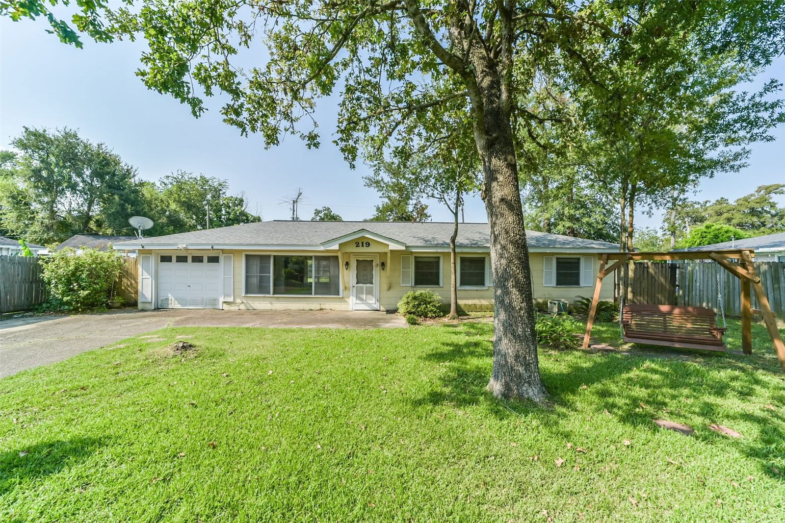 Real estate property located at 219 Mayhaw, Harris, Lakewood Sec A, Baytown, TX, US