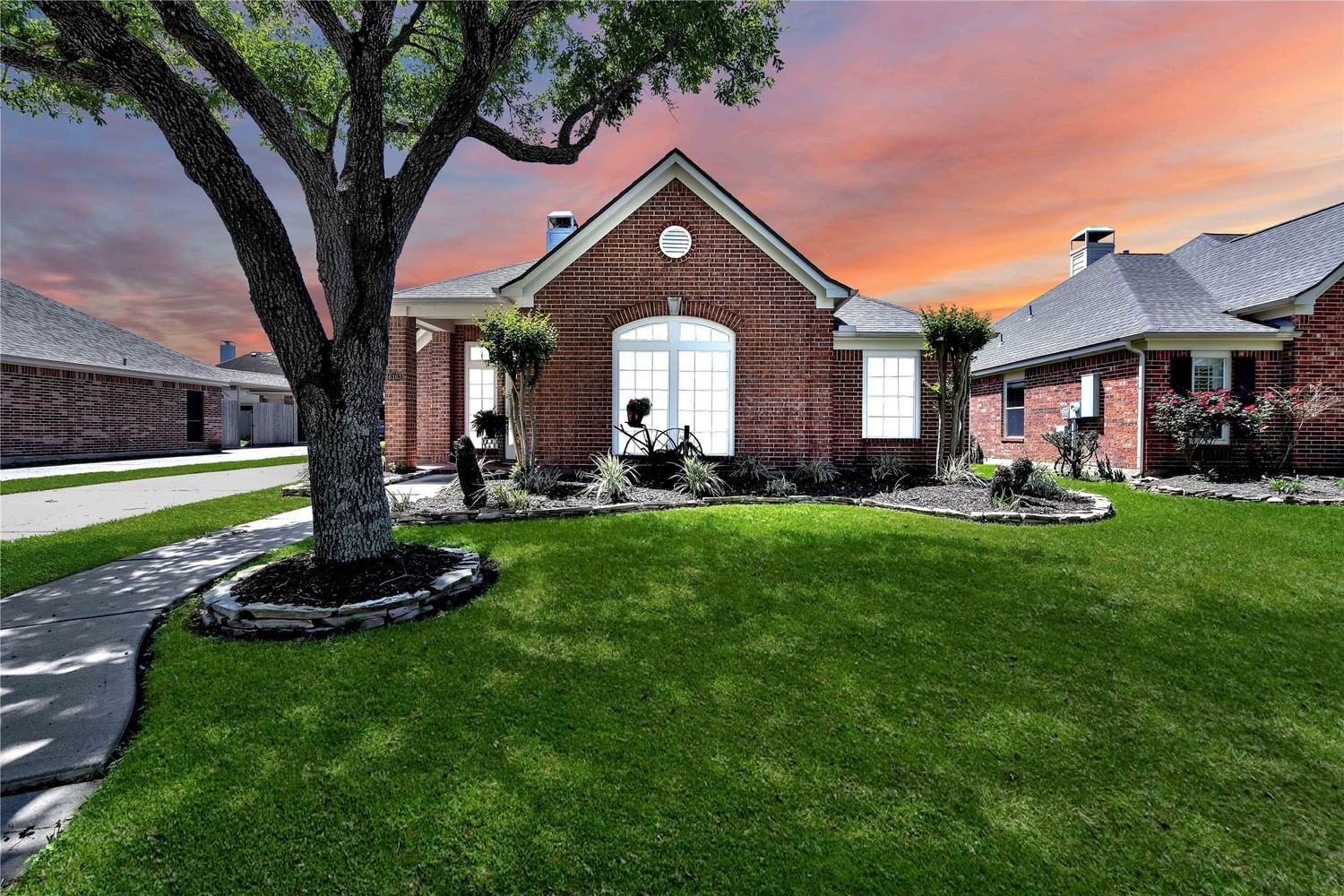 Real estate property located at 6163 Sheffield, Galveston, Westover Park Sec 1 2002, League City, TX, US