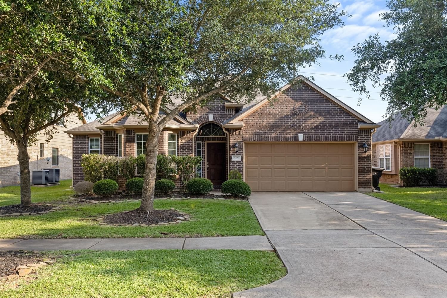 Real estate property located at 6303 Carnaby, Fort Bend, Kingdom Heights Sec 1, Rosenberg, TX, US