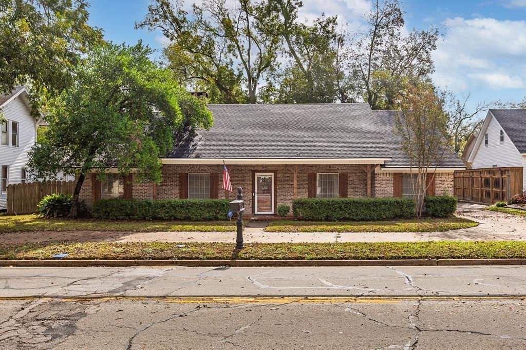 Real estate property located at 907 East Houston Street, Houston, NA, Crockett, TX, US