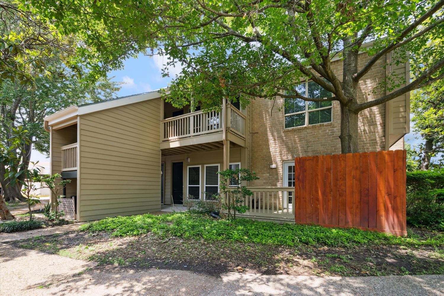 Real estate property located at 2100 Tanglewilde #621, Harris, Oaks Woodlake Condo Sec 02, Houston, TX, US