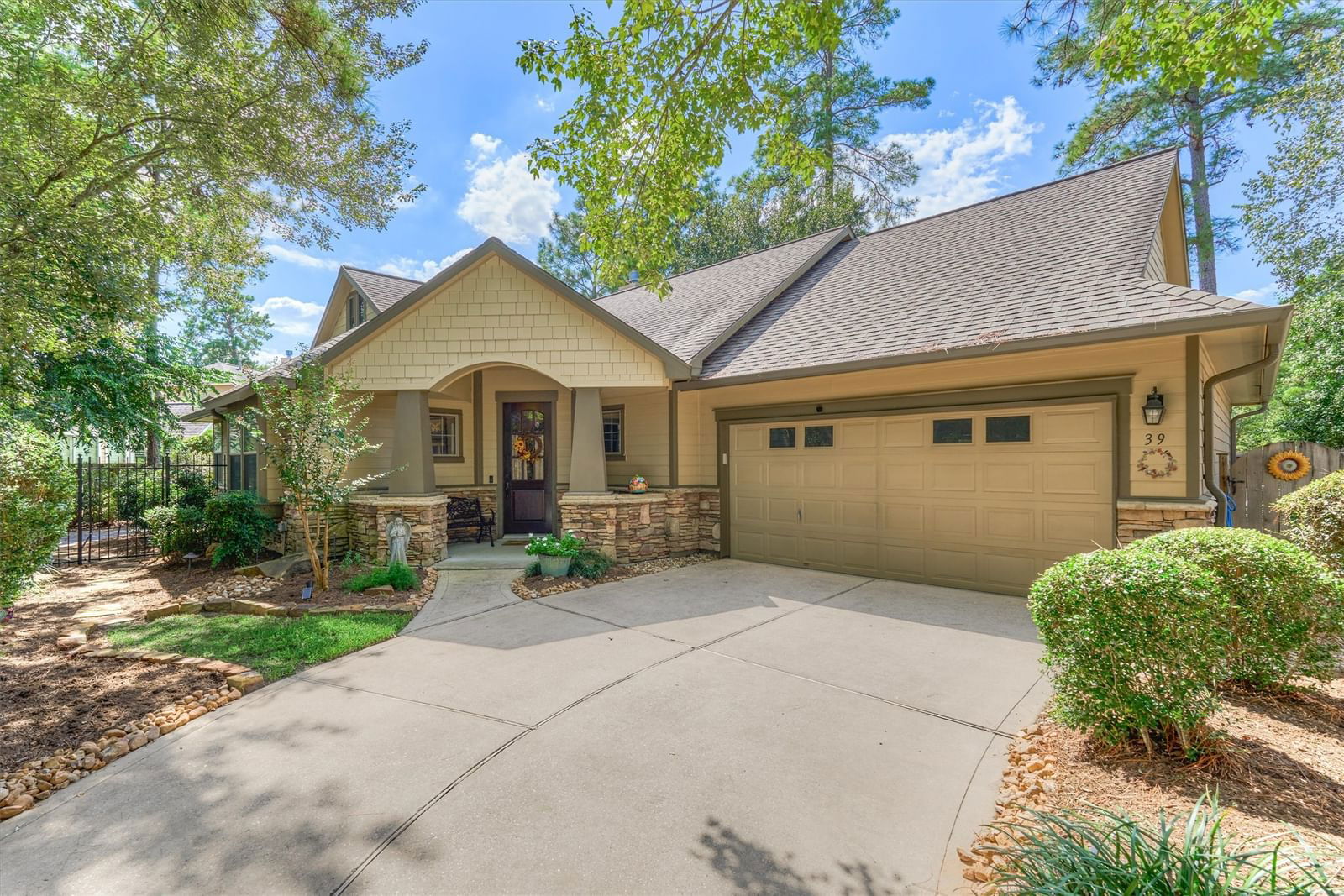 Real estate property located at 39 Douvaine, Montgomery, Wdlnds Ashbury Square Condomin, The Woodlands, TX, US